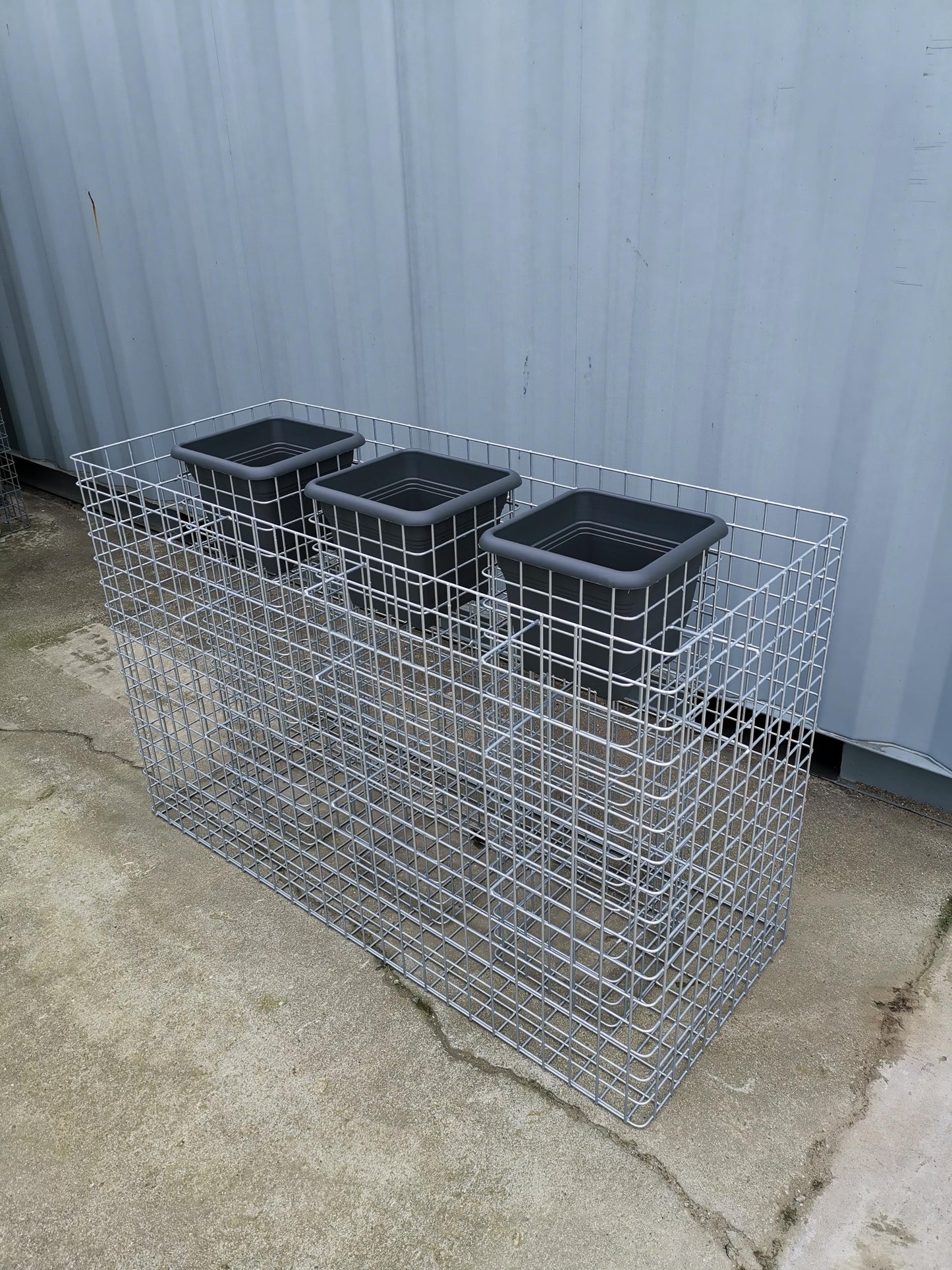 Blomsterpelare 3, höjd 82 cm bas 127 x 52 cm MW 5 x 5 cm, varmförzinkad inkl. kruka