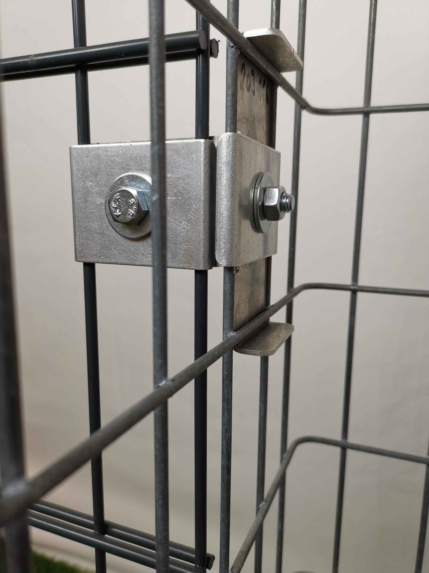 Abrazadera con soporte de valla 5 x 10 cm para tela metálica doble, aluminio