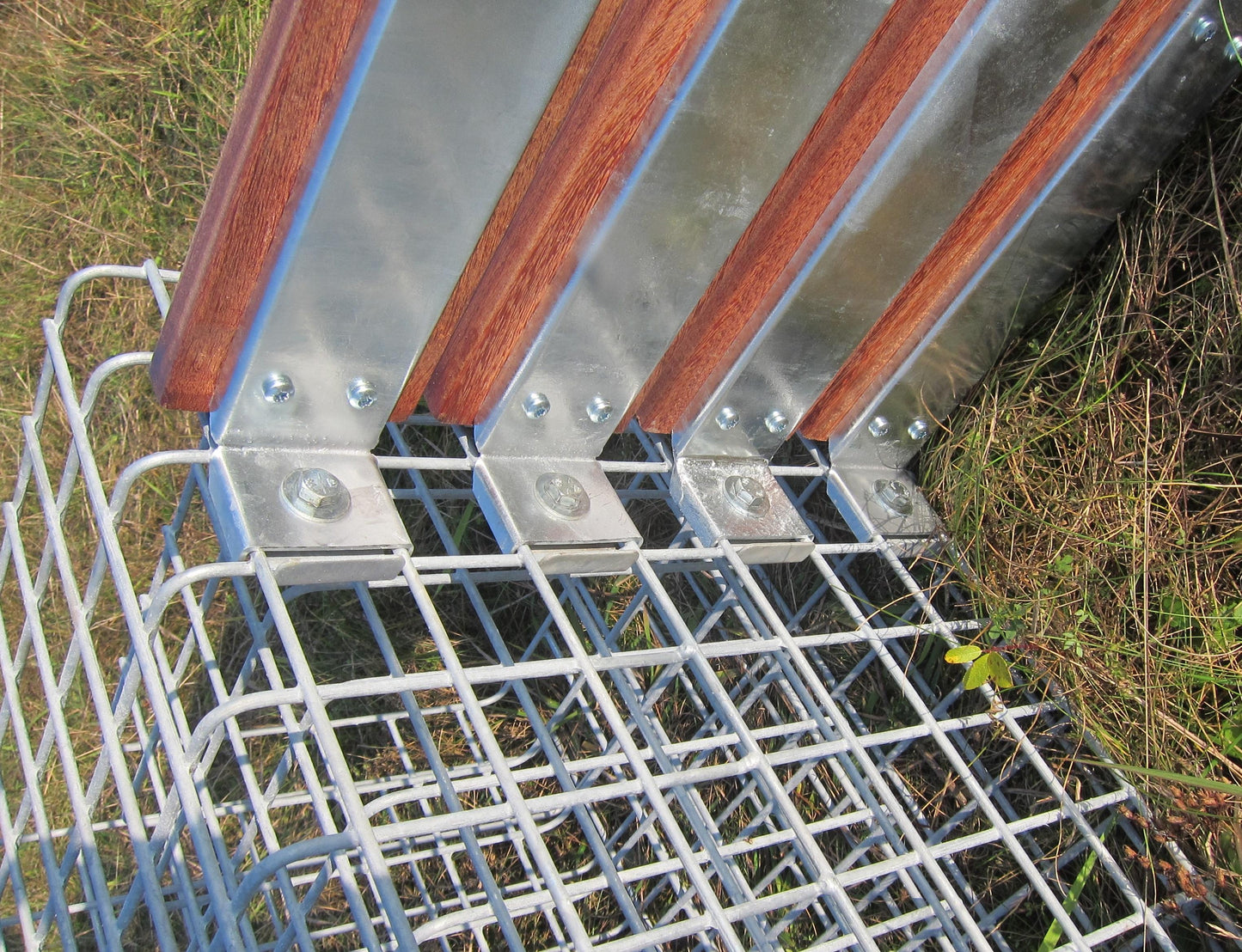 Gabionbænk med 3 blomstersøjler - Cumaru-træ, 205 cm lang x 60 cm høj x 37 cm dyb, varmgalvaniseret, MW 5 x 5 cm