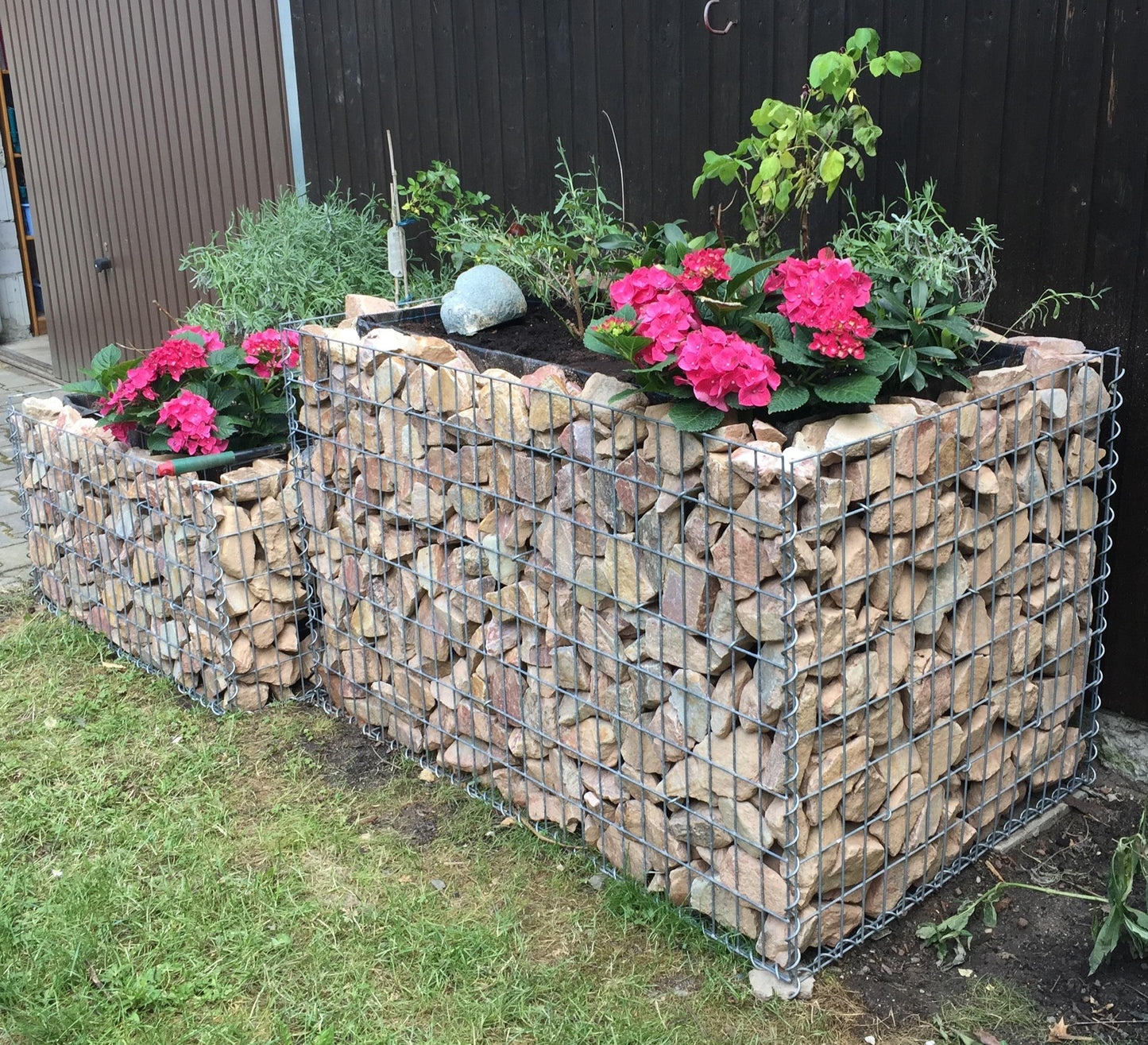 Högbädd, fyrkantig 130 cm x 80 cm x 80 cm (L x H x D), maskstorlek 5 x 10 cm, väggtjocklek 10 cm