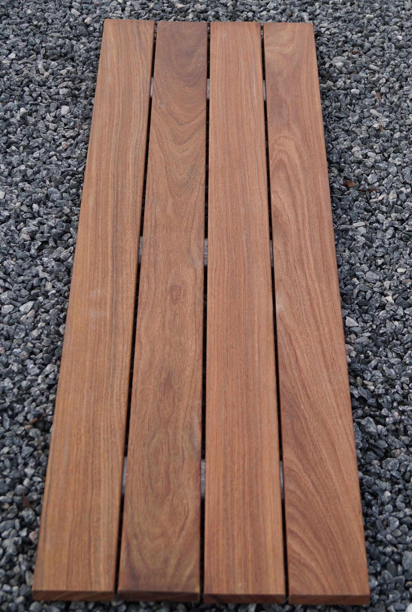 Banc en gabion en bois de Cumaru, 115 cm de longueur x 50 cm de hauteur x 42 cm de profondeur, galvanisé à chaud, MW 5 x 10 cm